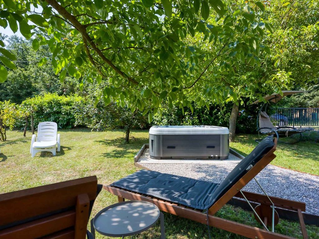 Ferienhaus mit Whirlpool und eingezäuntem Garten