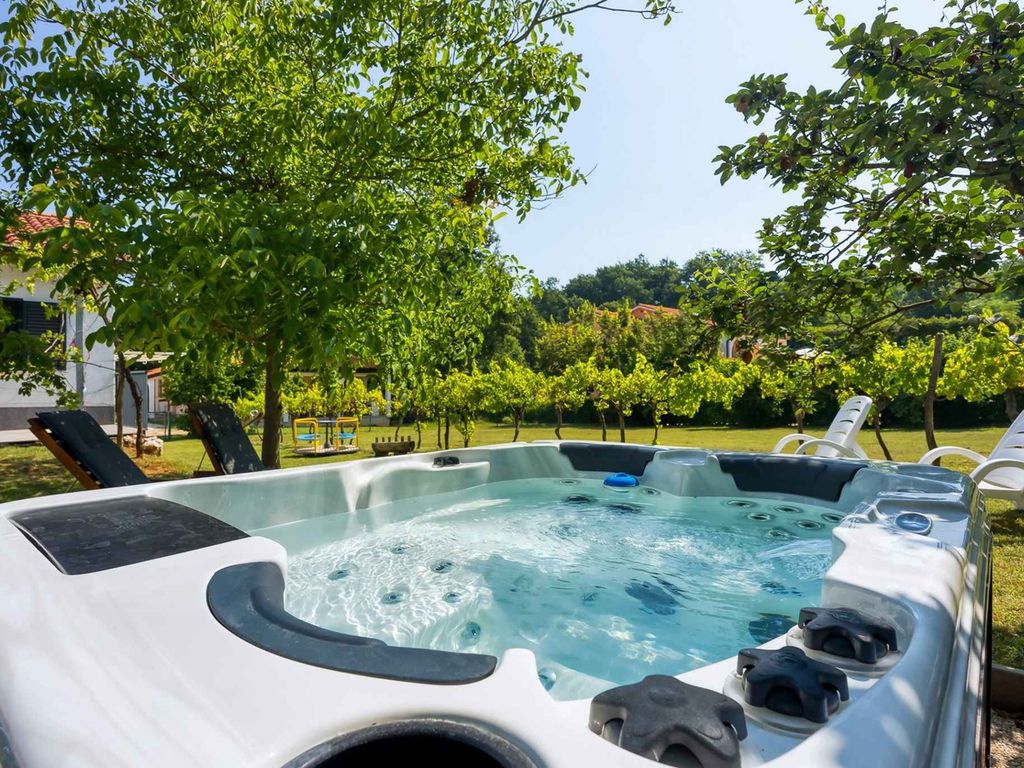 Ferienhaus mit Whirlpool und eingezäuntem Garten