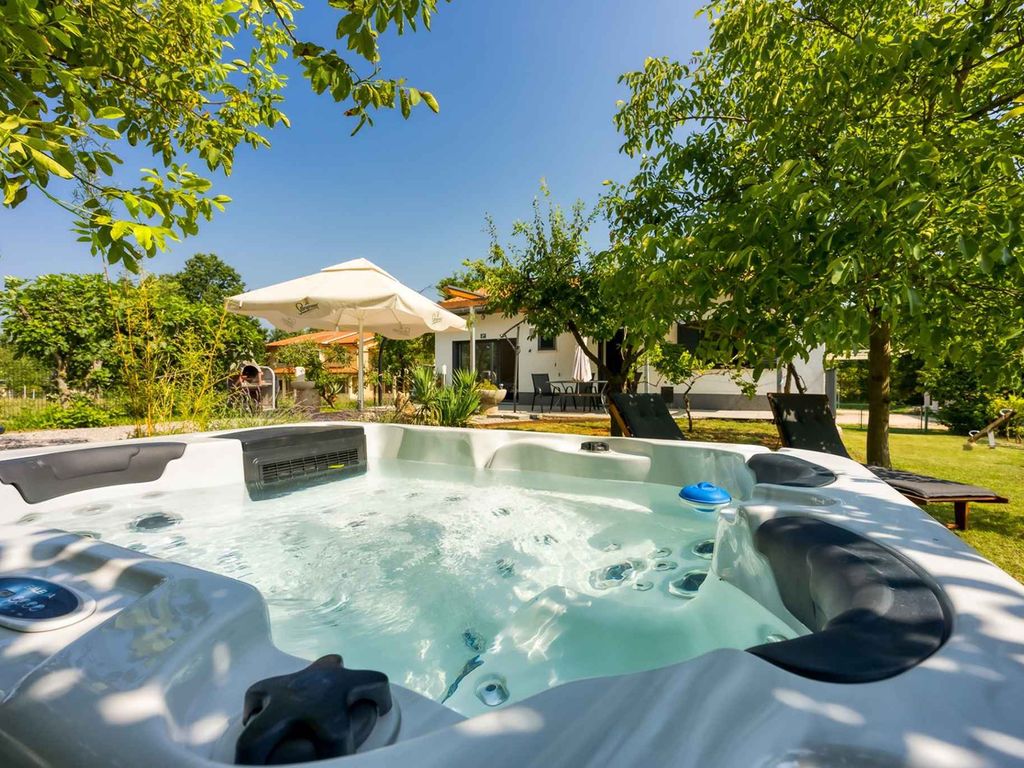 Ferienhaus mit Whirlpool und eingezäuntem Garten