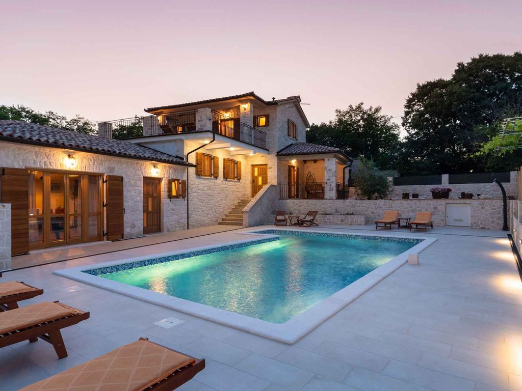 Ferienhaus mit Pool und Grill