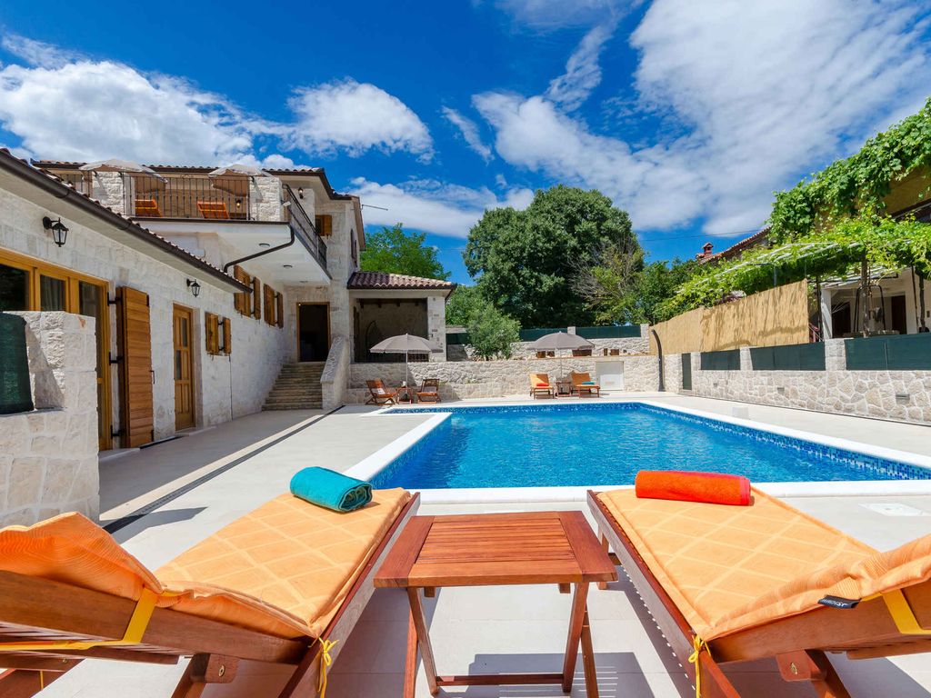 Ferienhaus mit Pool und Grill
