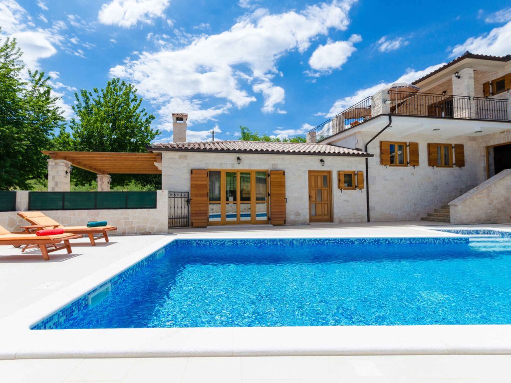 Ferienhaus mit Pool und Grill