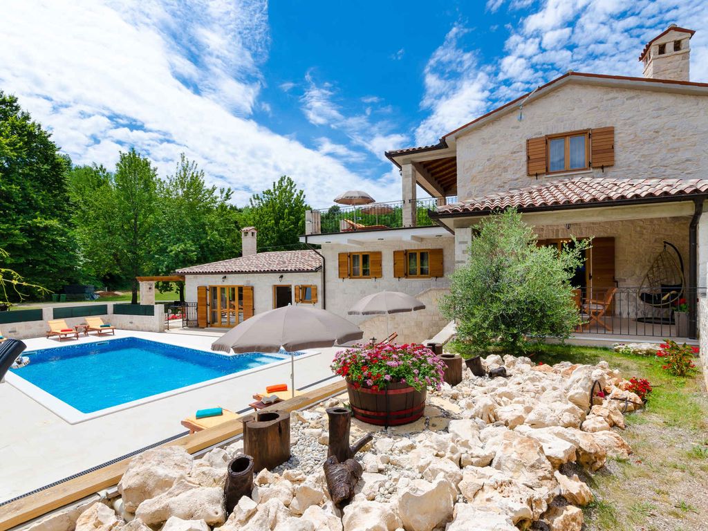 Ferienhaus mit Pool und Grill