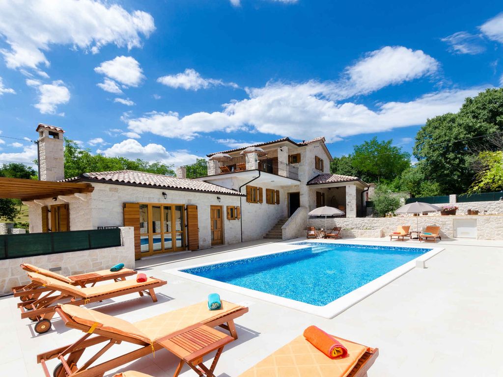 Ferienhaus mit Pool und Grill