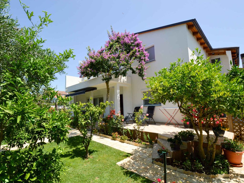 Ferienwohnung mit Garten und Kinderspielplatz