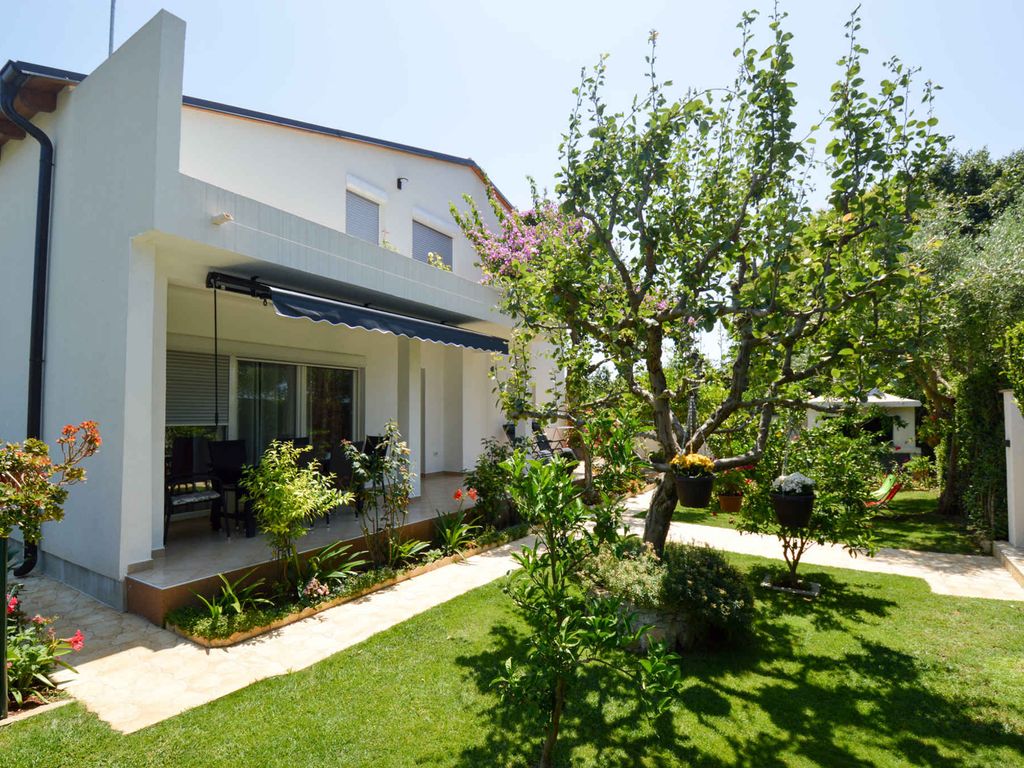 Ferienwohnung mit Garten und Kinderspielplatz