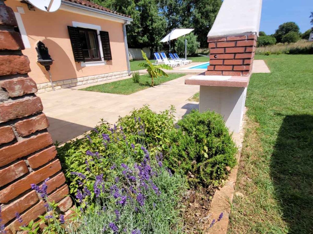 Ferienhaus mit Pool und Garten
