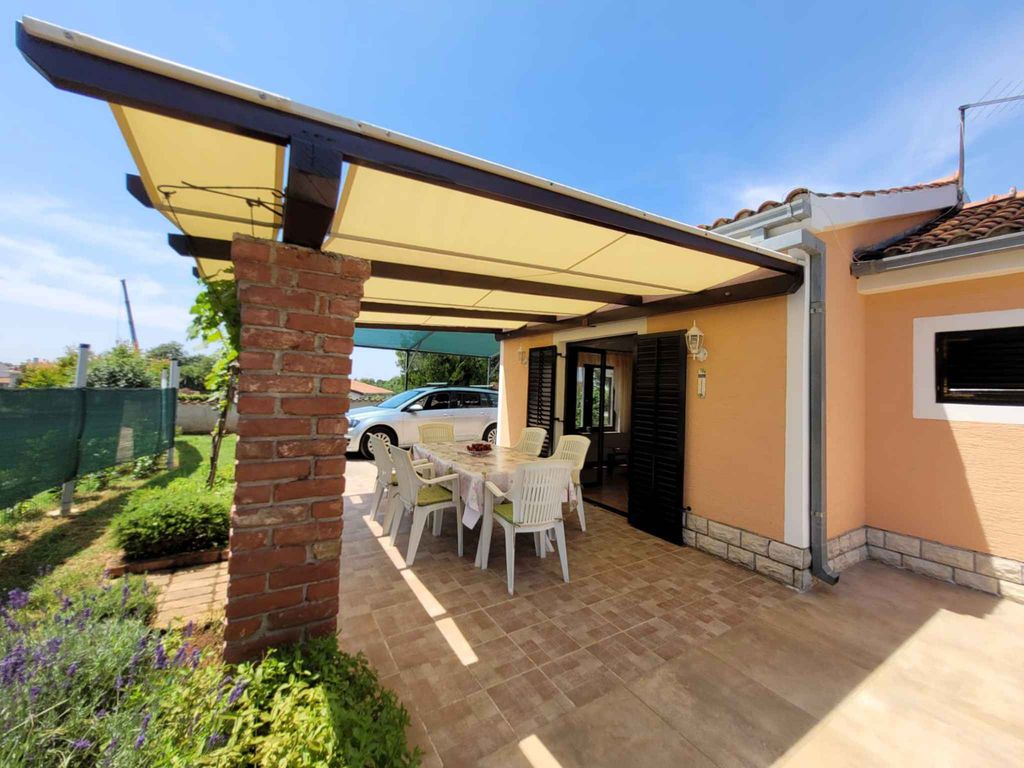 Ferienhaus mit Pool und Garten