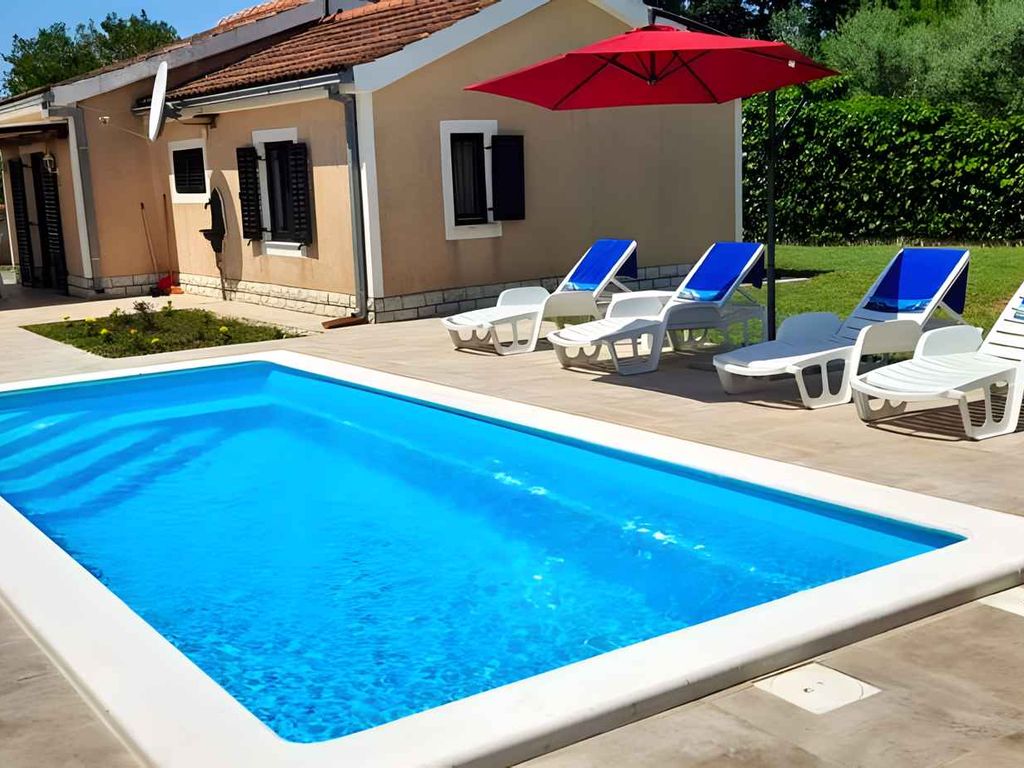 Ferienhaus mit Pool und Garten