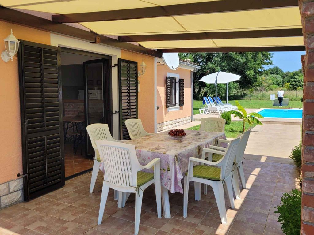 Ferienhaus mit Pool und Garten