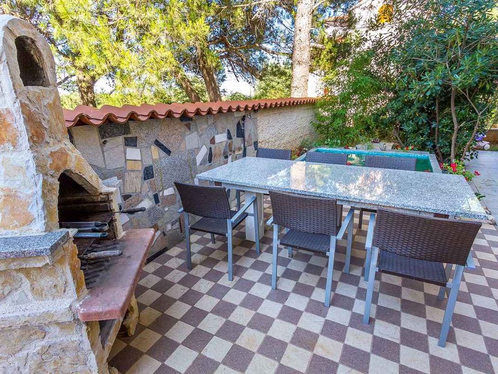 Ferienwohnung mit Pool und Grill