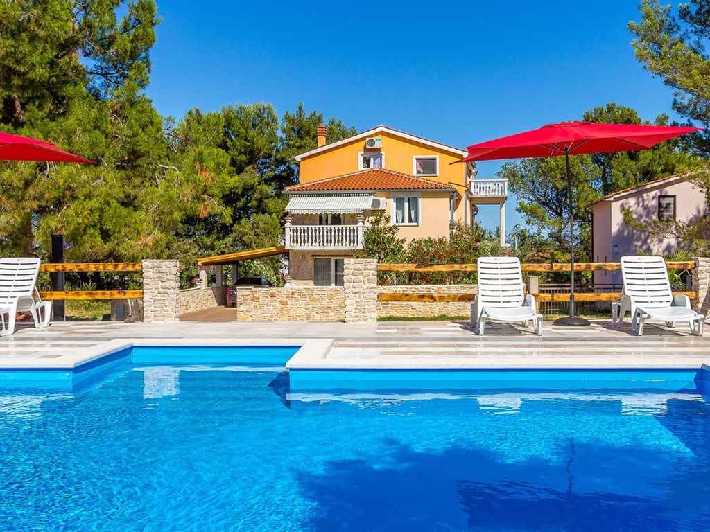Ferienwohnung mit Pool und Grill