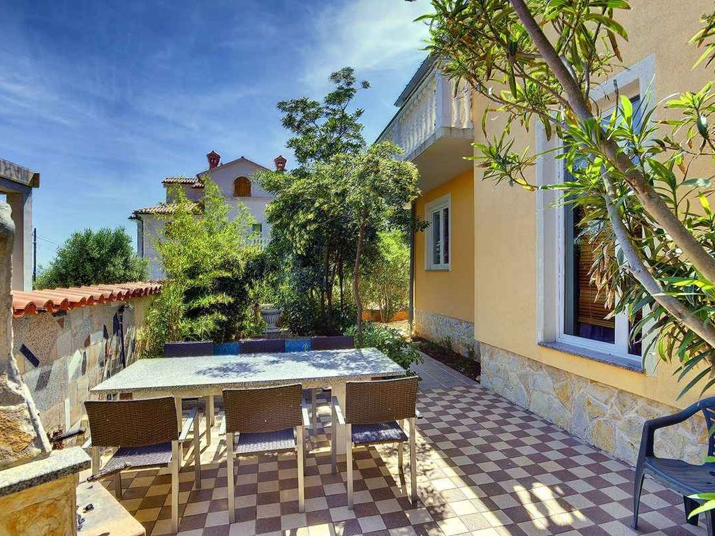 Ferienwohnung mit Pool und Grill