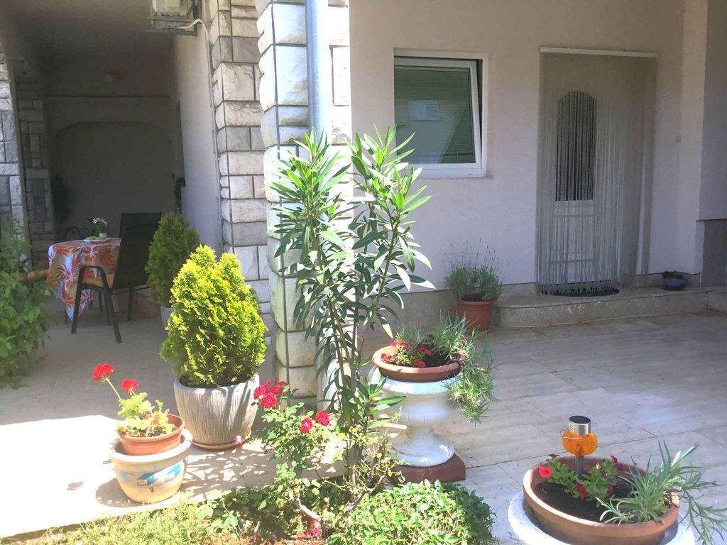 Ferienwohnung mit SAT-TV und Garten