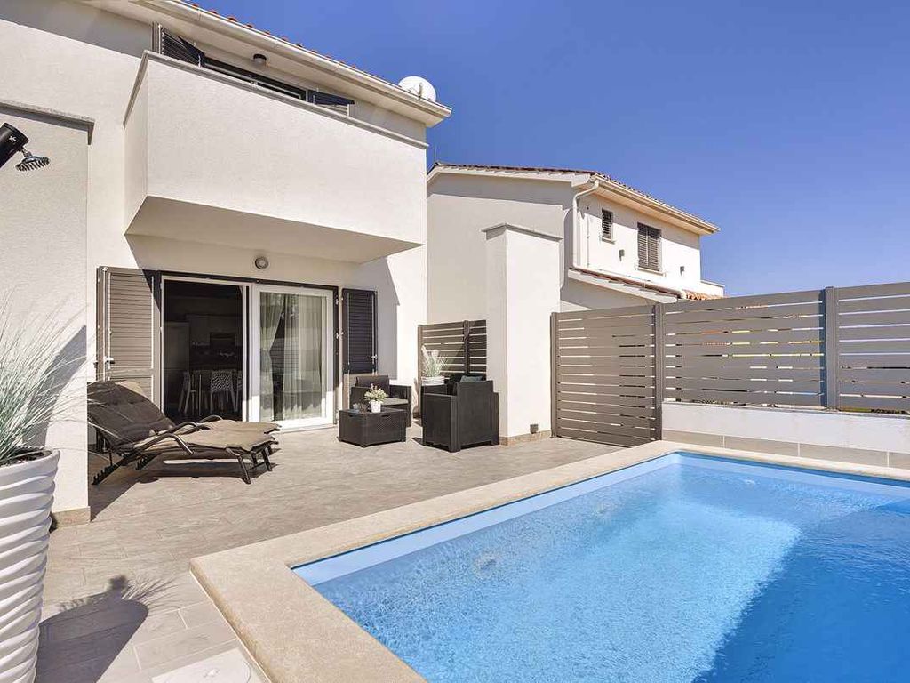 Ferienhaus mit Terrasse und Pool