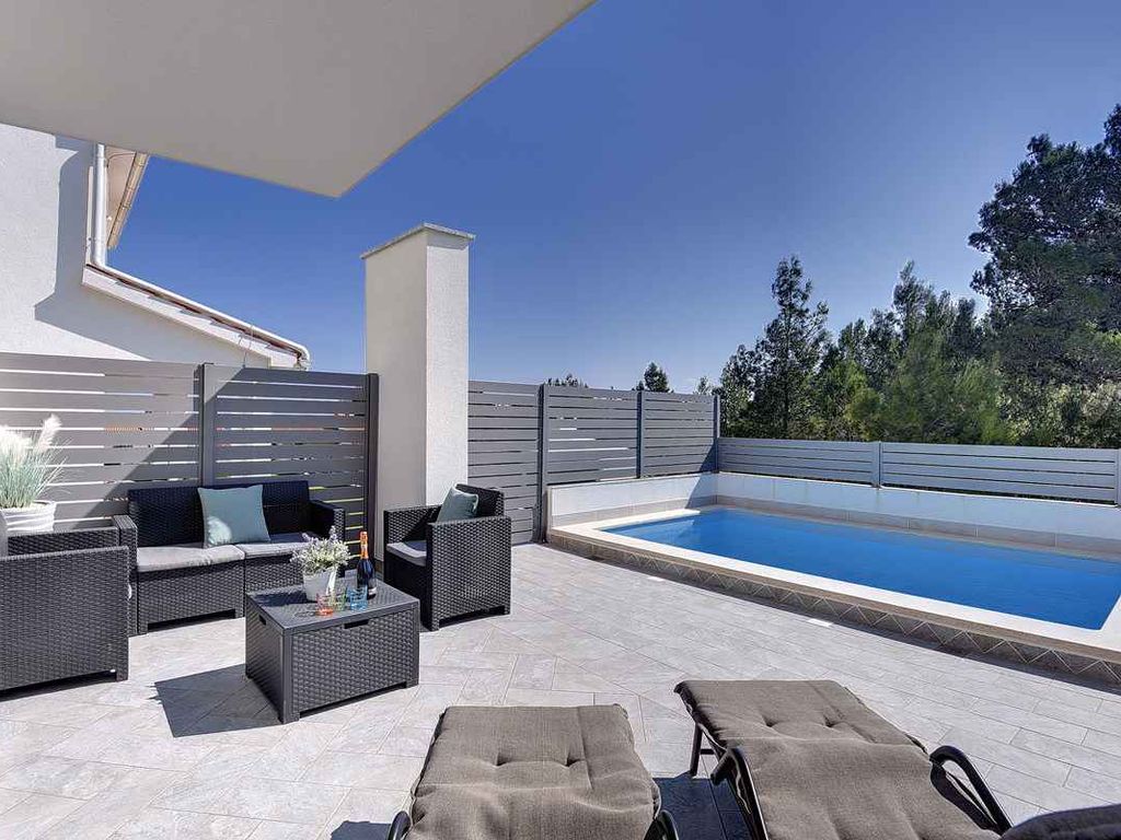 Ferienhaus mit Terrasse und Pool