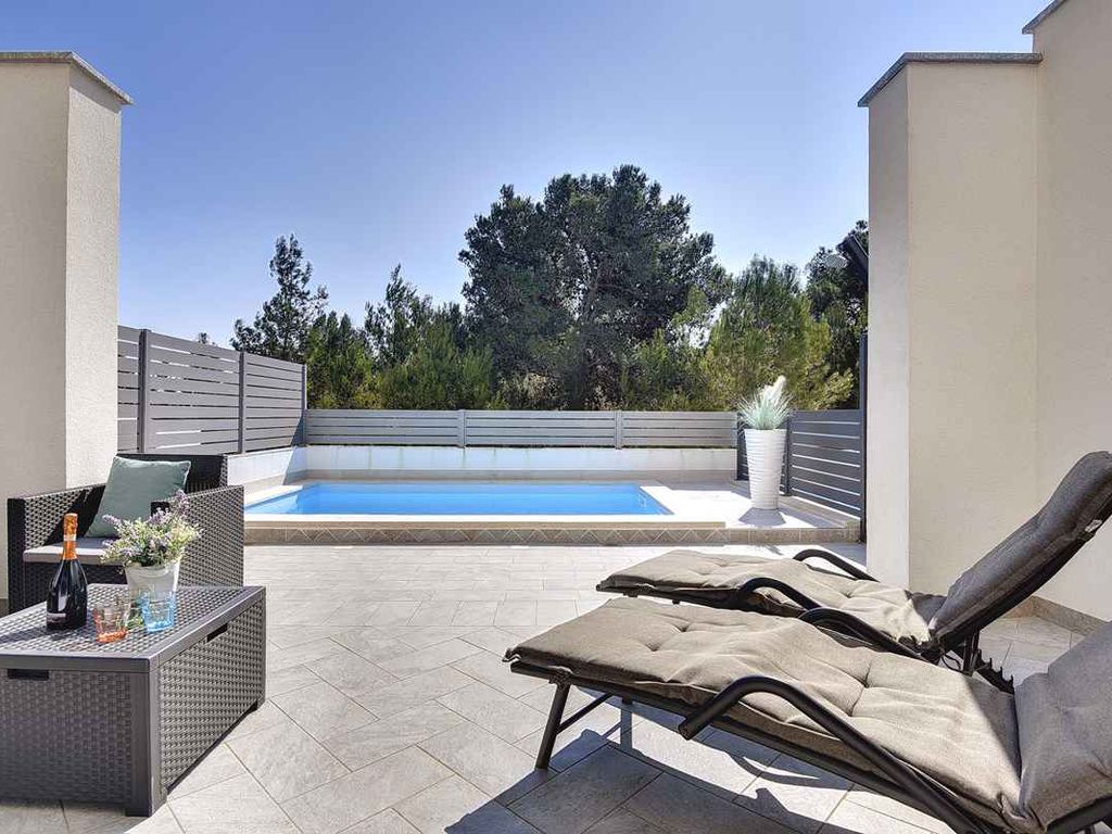 Ferienhaus mit Terrasse und Pool
