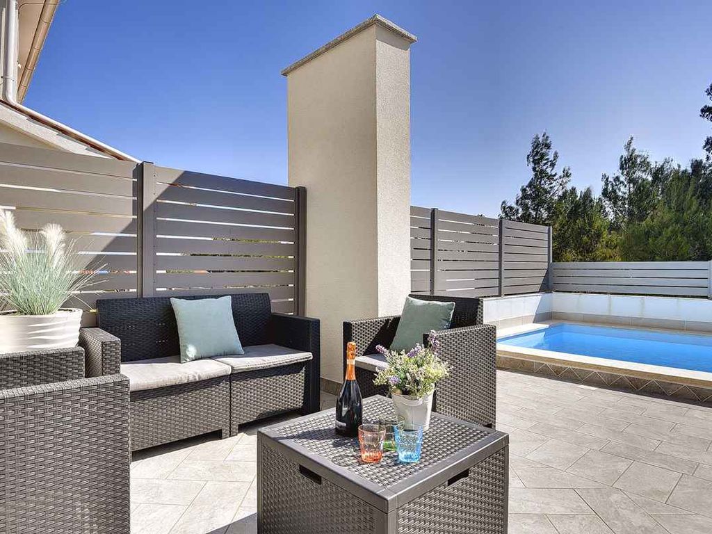 Ferienhaus mit Terrasse und Pool