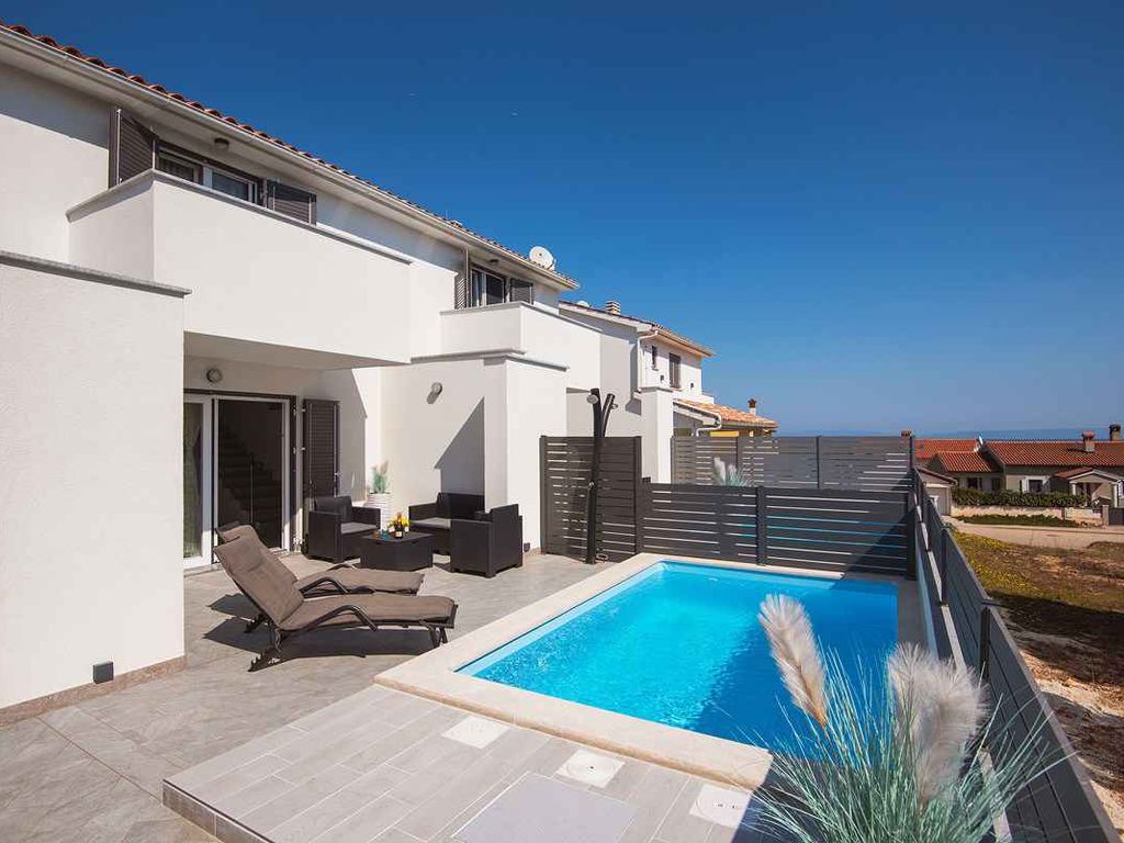 Ferienhaus mit Pool für 6 Personen