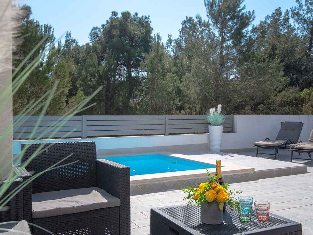 Ferienhaus mit Pool für 6 Personen