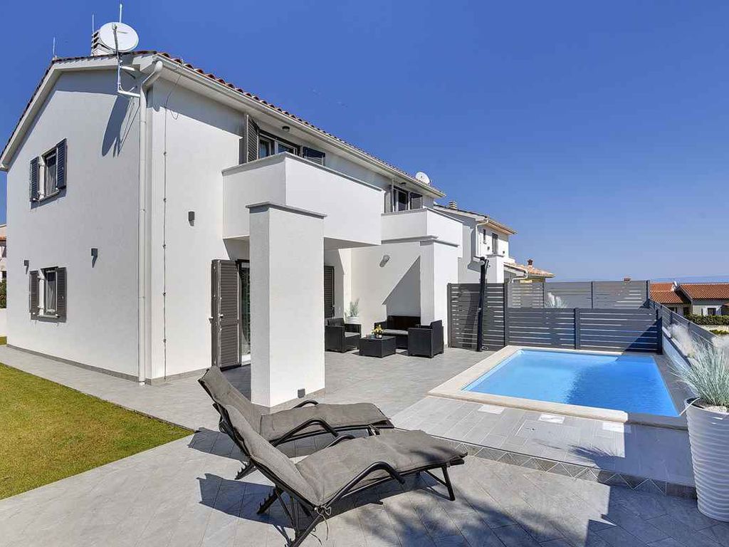 Ferienhaus mit Pool für 6 Personen