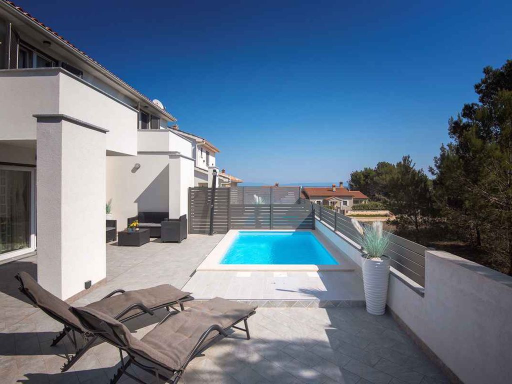 Ferienhaus mit Pool für 6 Personen