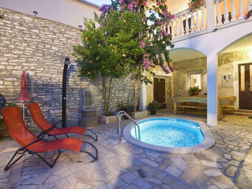 Ferienwohnung mit WLAN, Pool und Gartengrill
