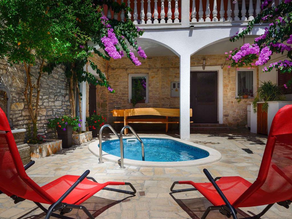 Ferienwohnung mit WLAN, Pool und Gartengrill