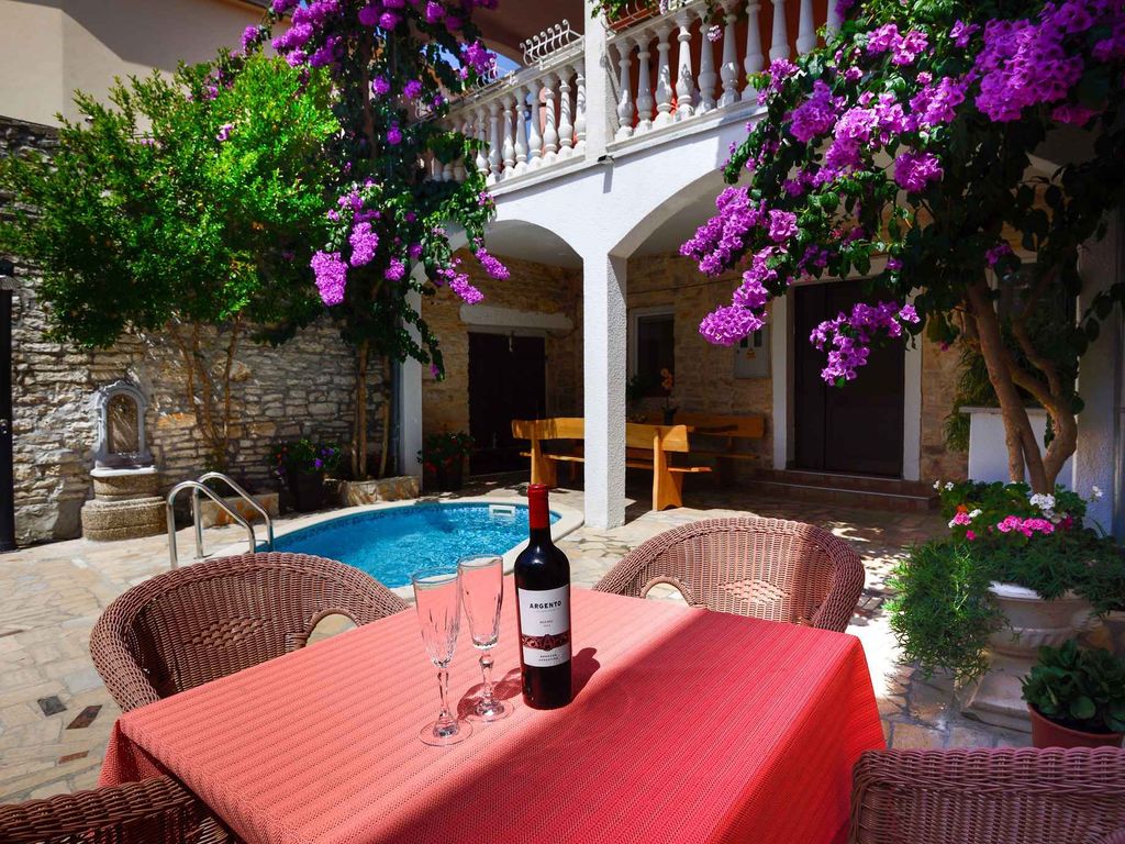 Ferienwohnung mit WLAN, Pool und Gartengrill