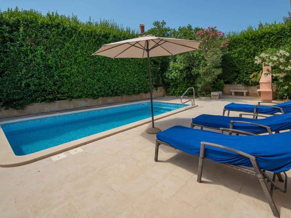 Ferienhaus mit Pool und Grill