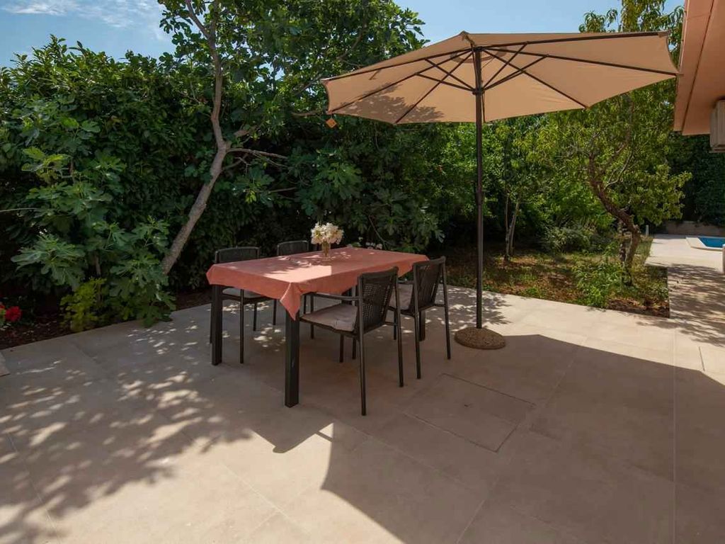 Ferienhaus mit Pool und Grill