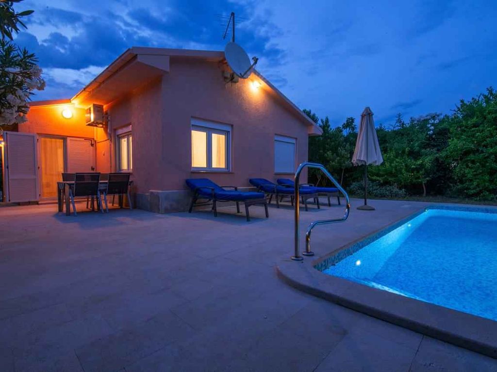 Ferienhaus mit Pool und Grill