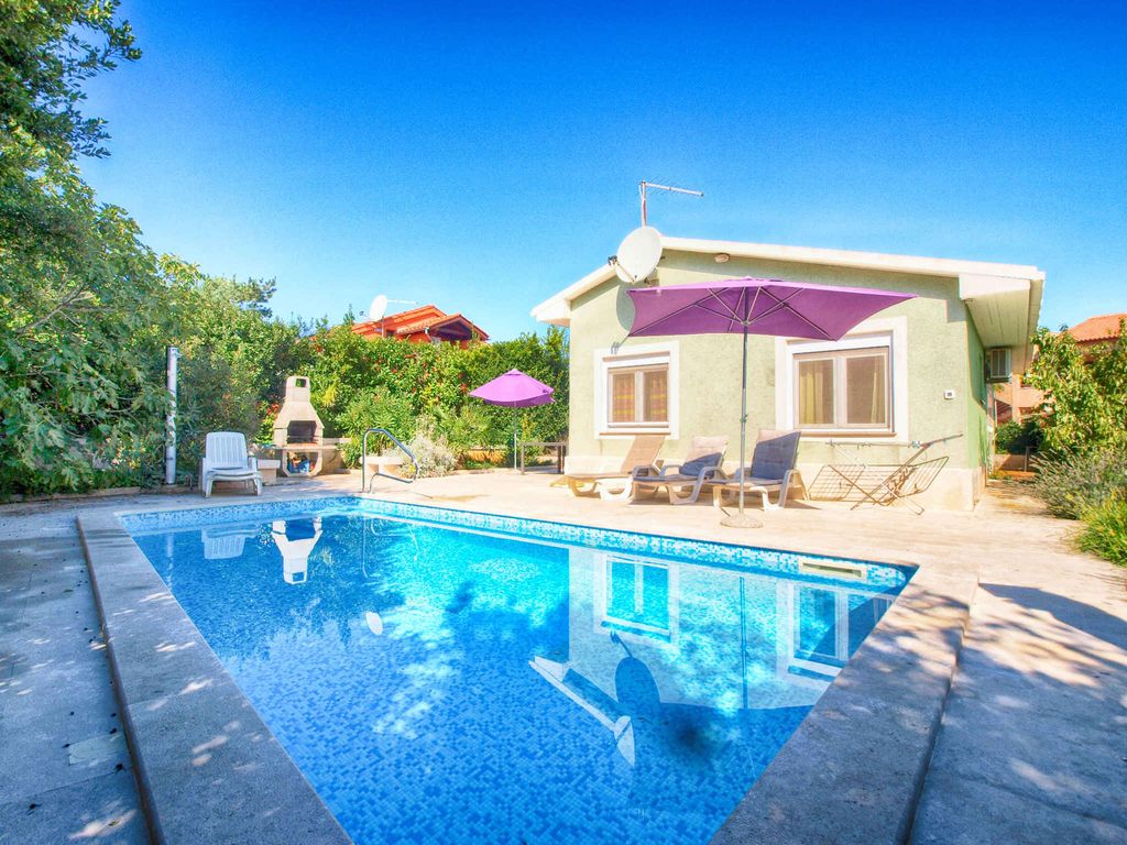 Ferienhaus mit Pool und Grill