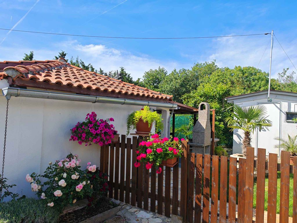 Ferienhaus mit Terrasse und einer Möglichkeit zum Grillieren