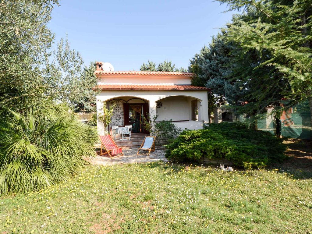 Ferienhaus mit Gartenterasse und Grill