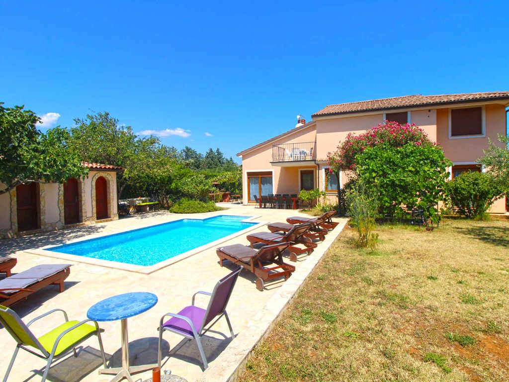 Villa mit Swimmingpool und Grillplatz