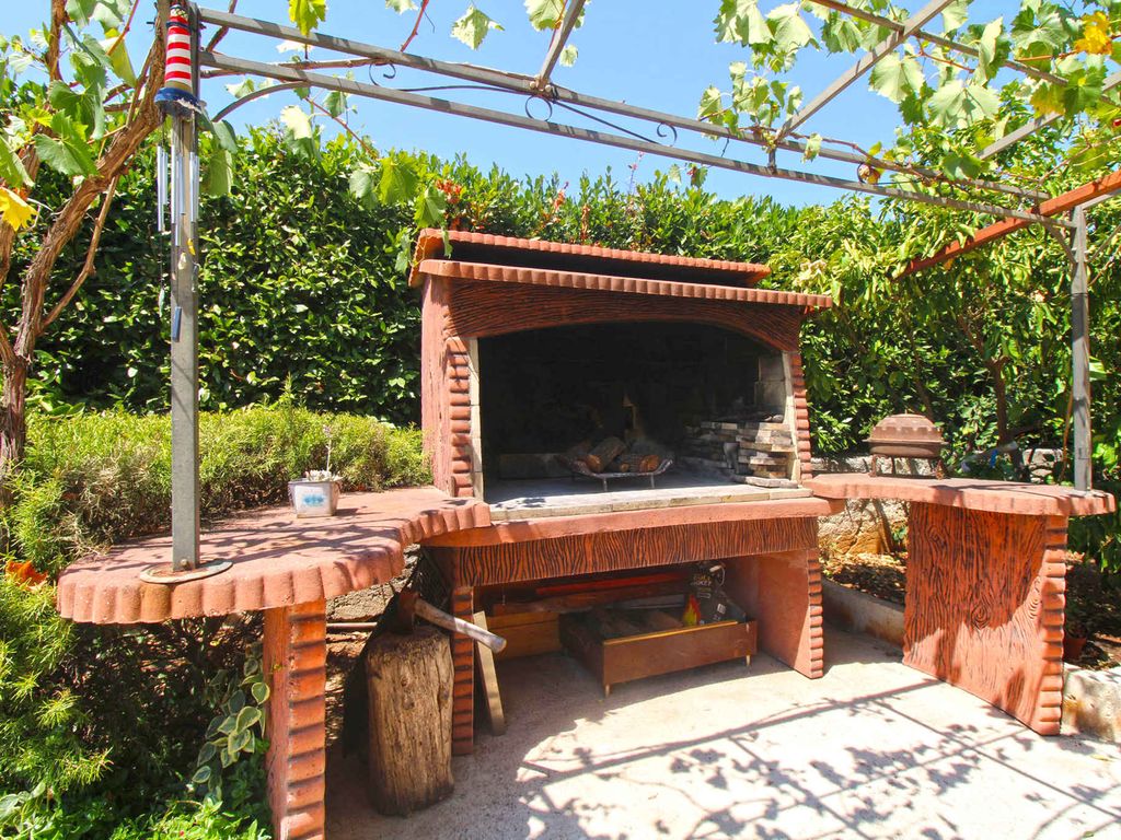 Villa mit Swimmingpool und Grillplatz