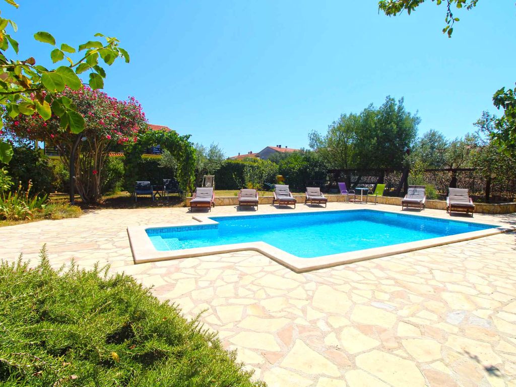 Villa mit Swimmingpool und Grillplatz