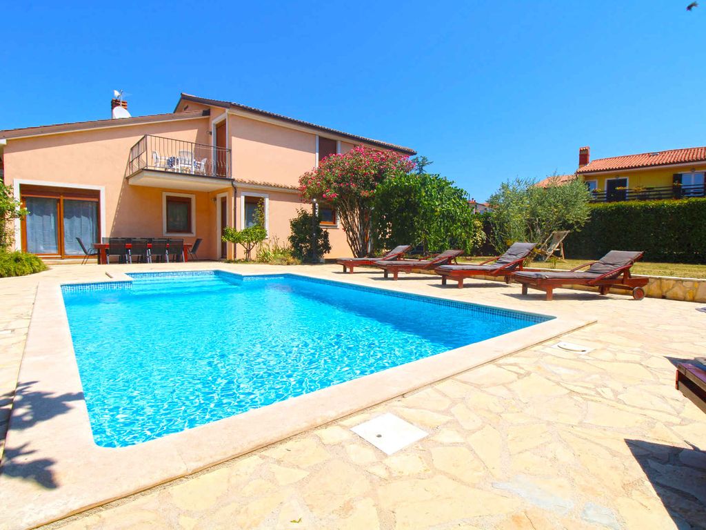 Villa mit Swimmingpool und Grillplatz