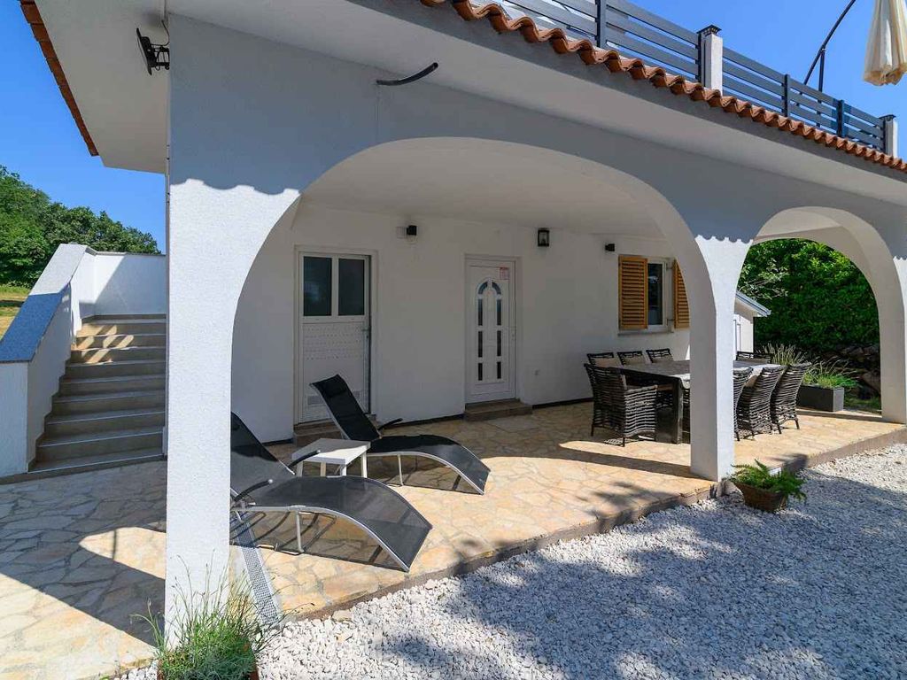 Villa mit Swimmingpool in ruhiger Umgebung