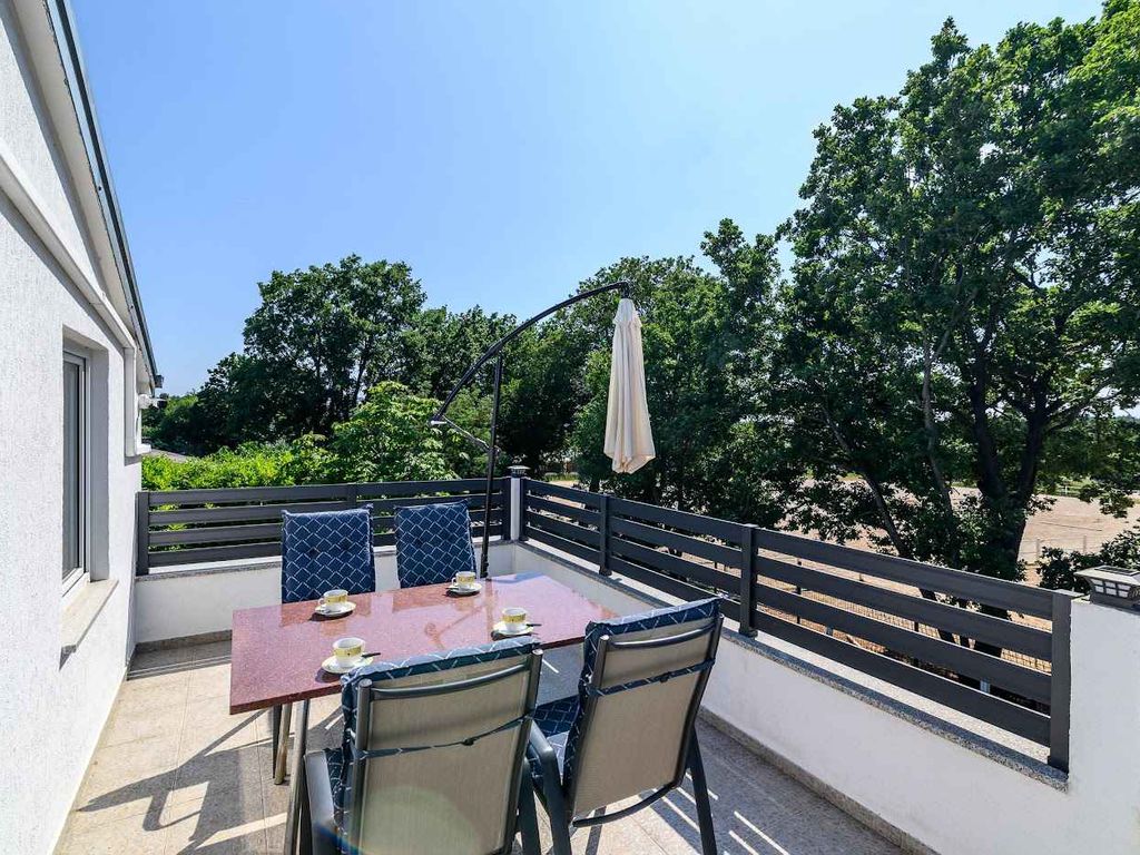 Villa mit Swimmingpool in ruhiger Umgebung