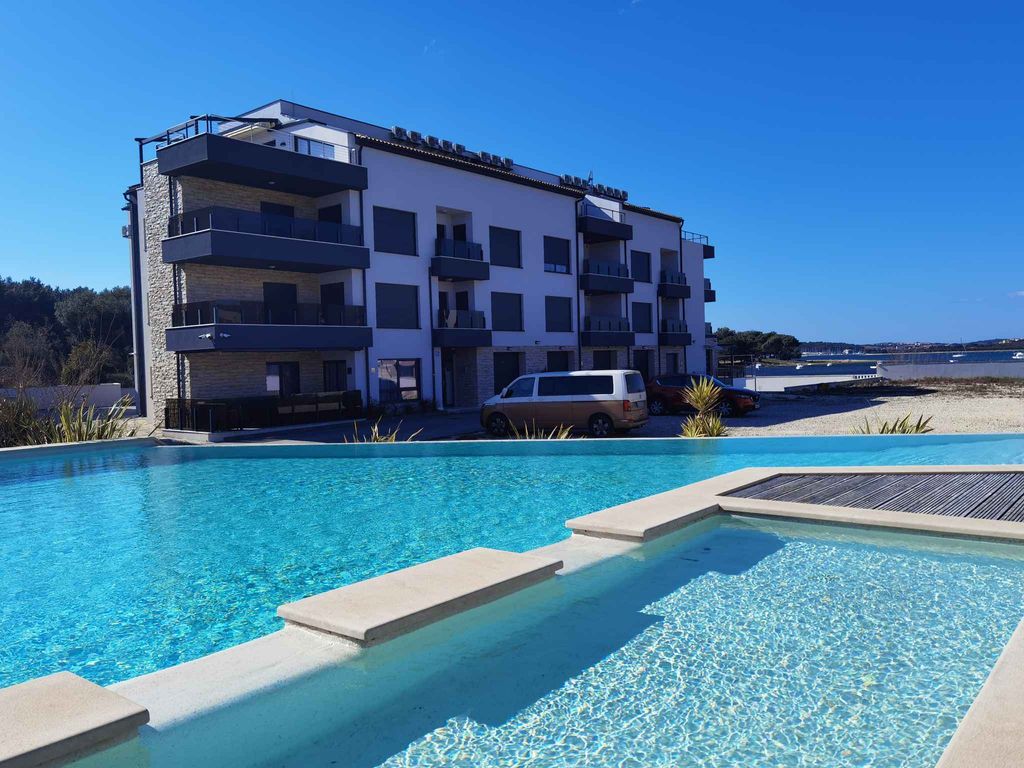 Ferienwohnung mit Außenpool, Klimaanlage und Terrasse mit Meerblick