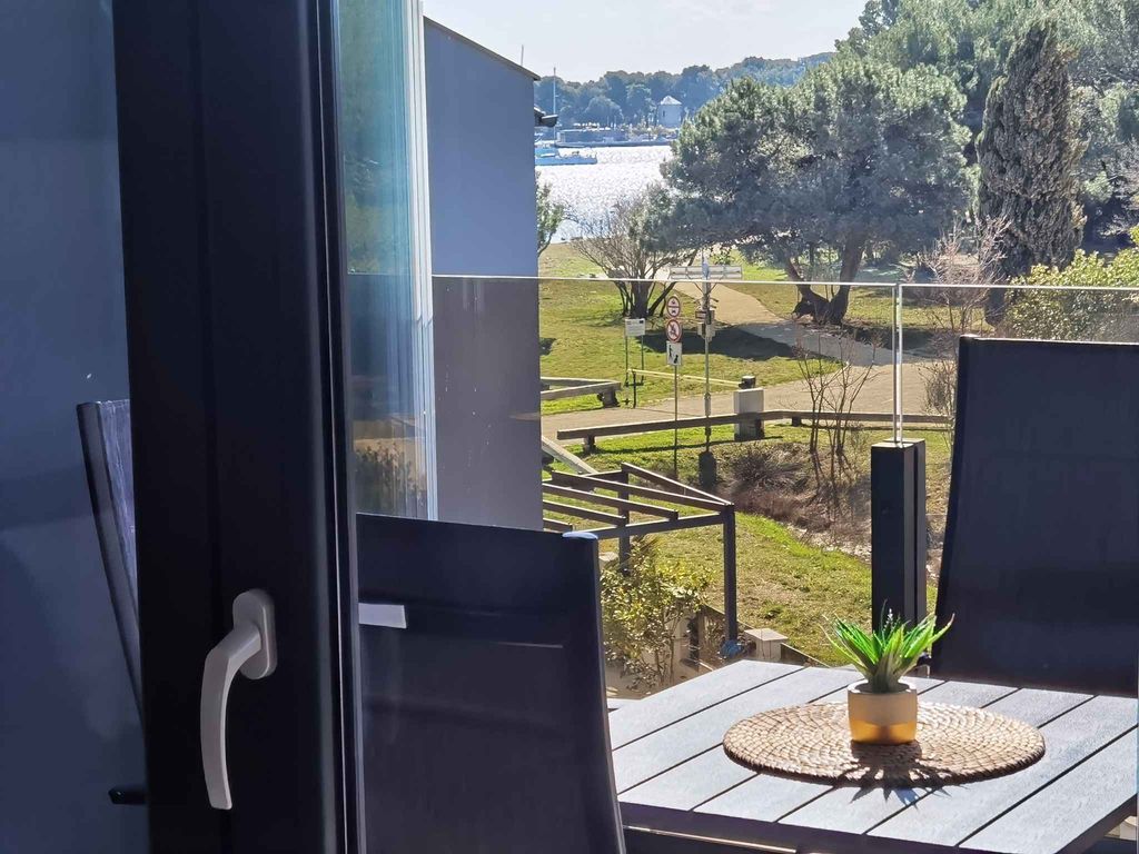 Ferienwohnung mit Außenpool, Klimaanlage und Terrasse mit Meerblick