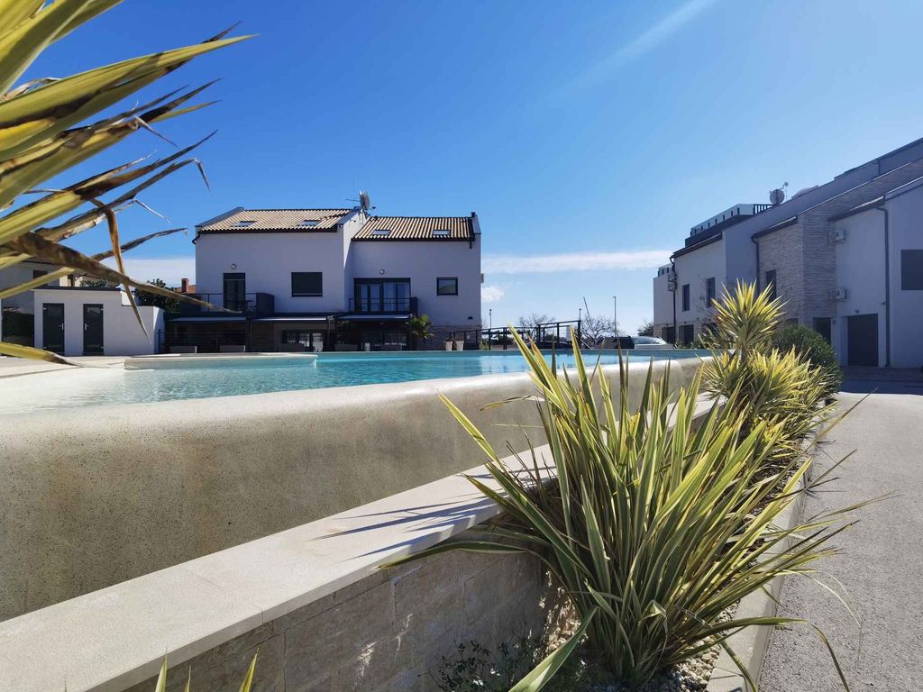 Ferienwohnung mit Außenpool, Klimaanlage und Terrasse mit Meerblick