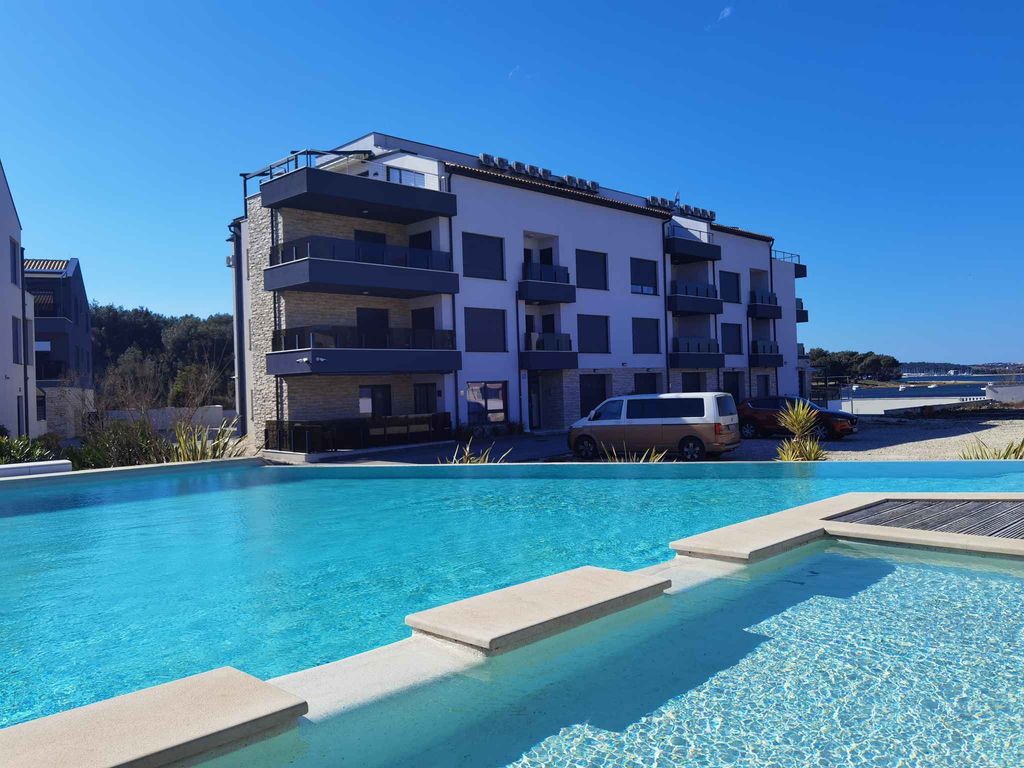 Ferienwohnung mit Außenpool, Klimaanlage und Terrasse mit Meerblick