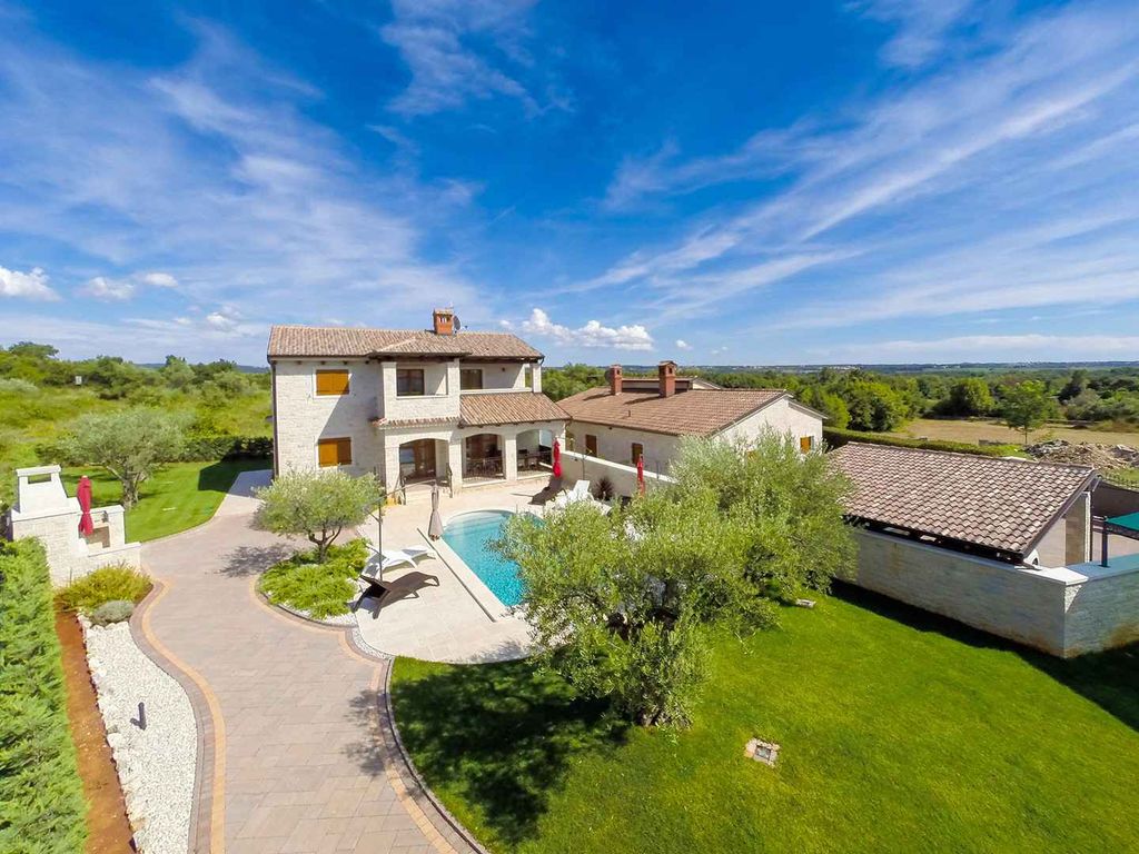Villa mit privatem Pool und großem Garten