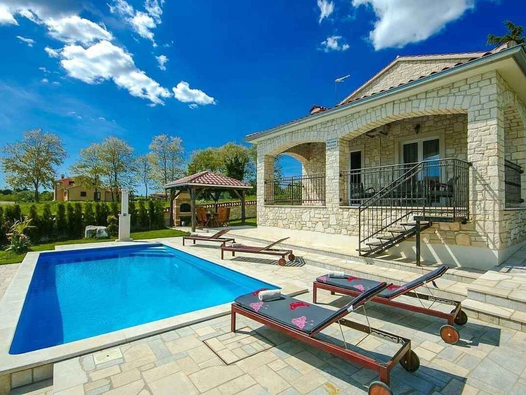Villa mit Garten, Klimaanlage und Außenpool