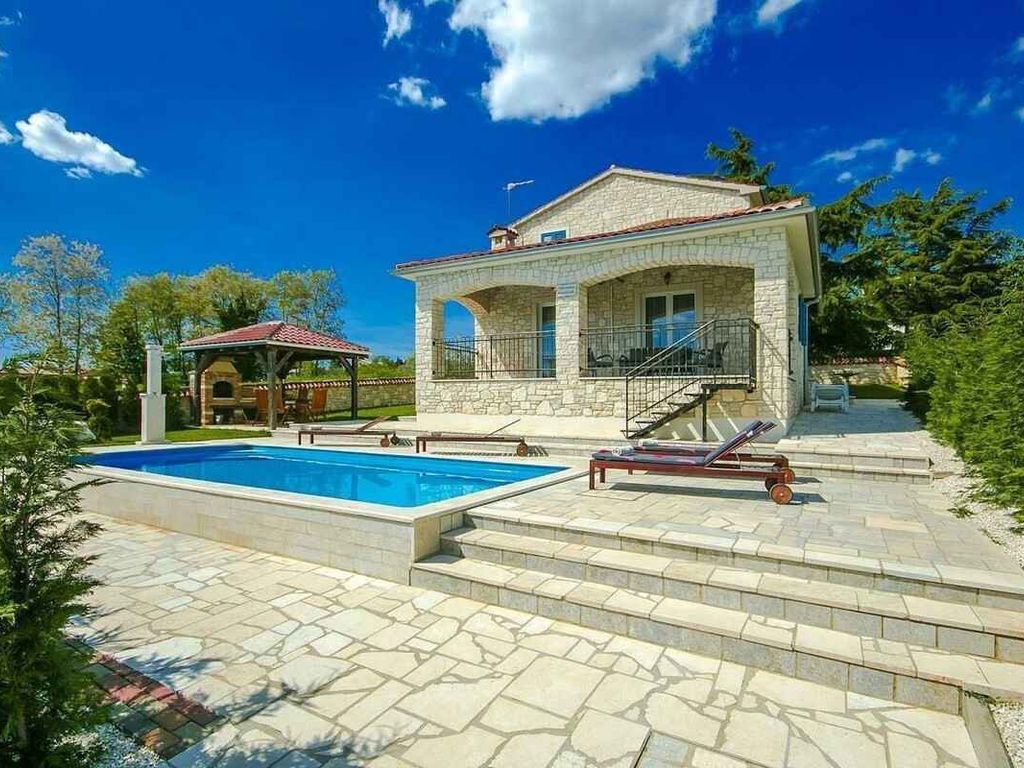 Villa mit Garten, Klimaanlage und Außenpool