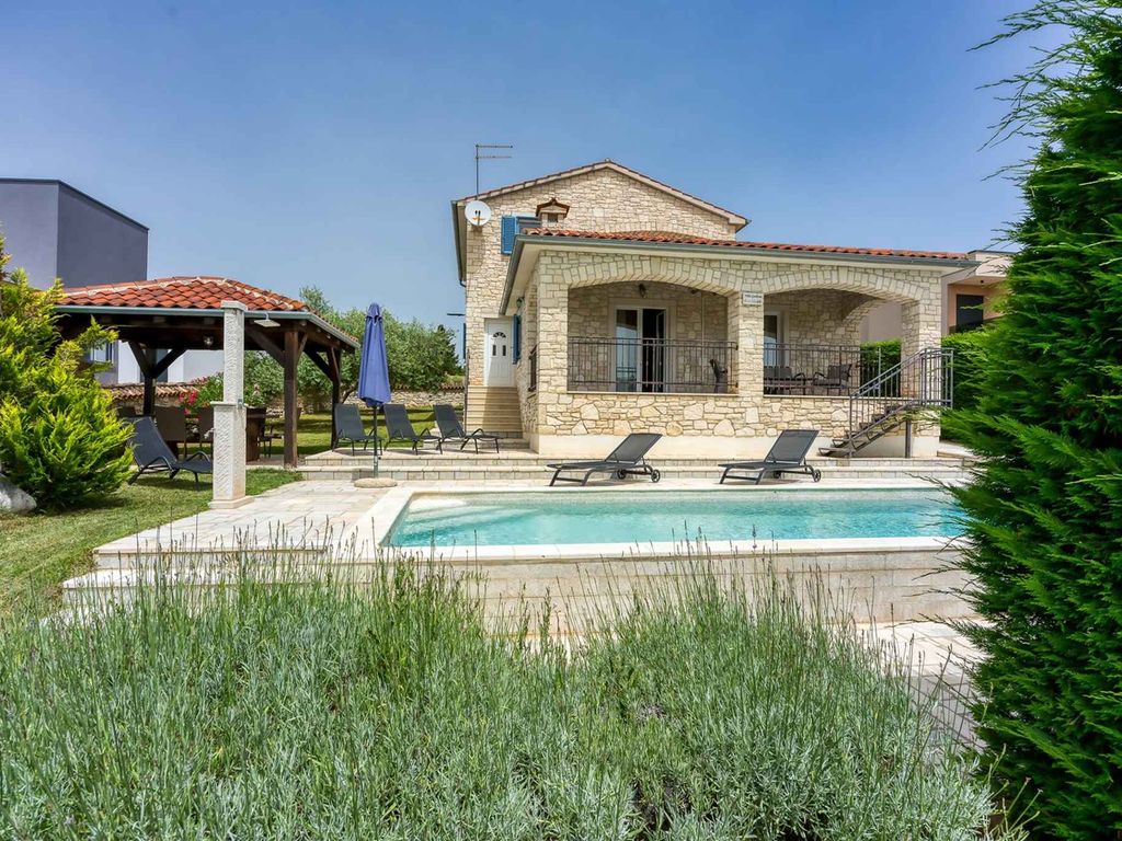 Villa mit Garten, Klimaanlage und Außenpool