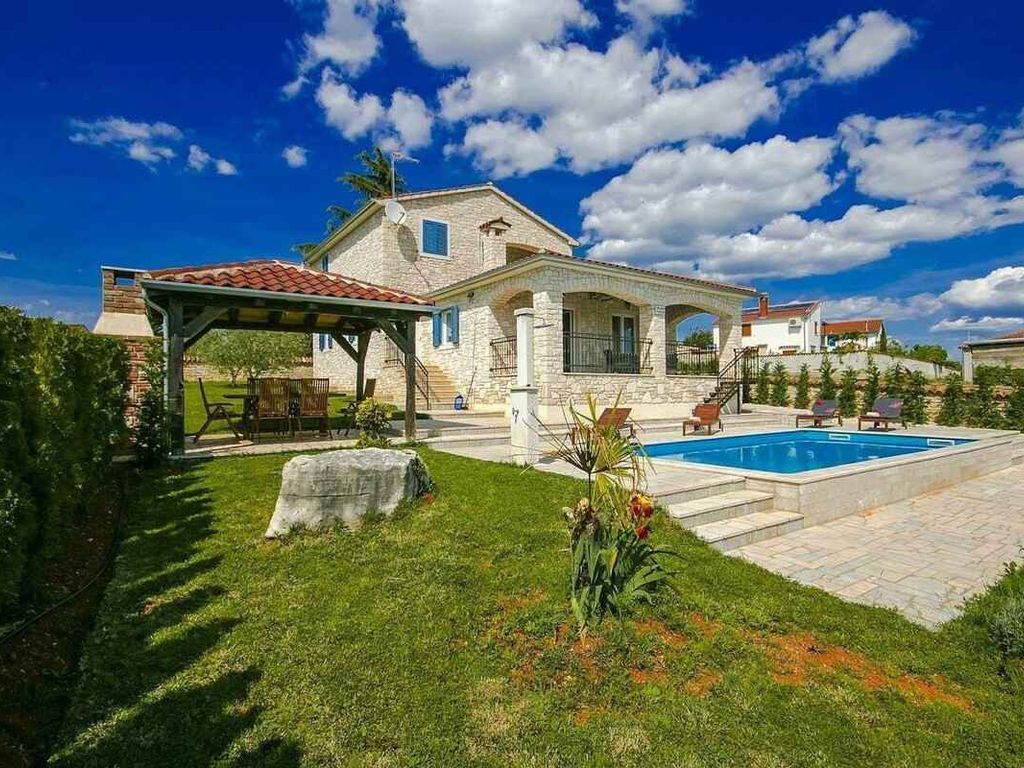 Villa mit Garten, Klimaanlage und Außenpool